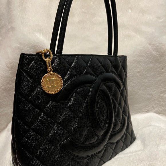 Chanel black caviar medallion tote bag in gold hardware - Picture 2 of 4